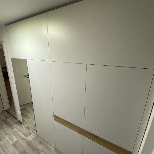 Vestavěná skříň