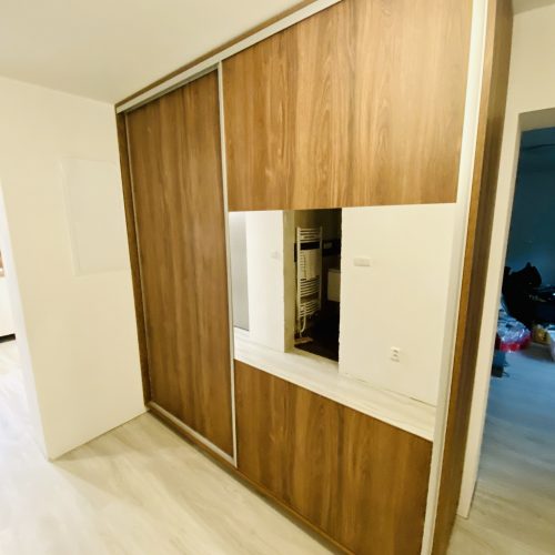 Vestavěná skříň