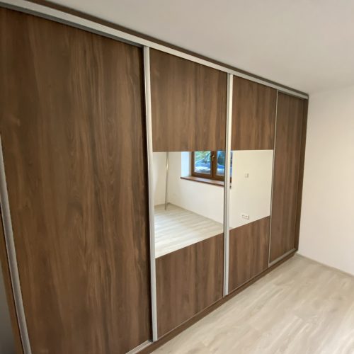 Vestavěná skříň